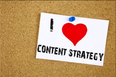 Metin resim yazısı ilham gösterilen ağ web sitesi bilgi yönetimi yapışkan not, hatırlatma izole arka plan kopya alanı ile yazılı sevgi dolu anlamı aşk içerik stratejisi kavramı yazma el