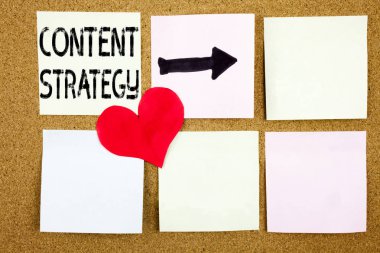 Kavramsal el ağ web sitesi bilgi yönetimi ve ahşap zemin, uyarı mektubu arka plan kopya alanı ile üzerine yazılmış aşk içerik stratejisi kavramı gösterilen metin resim yazısı ilham yazma