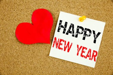 Kavramsal el Noel Kutlamaları ve yapışkan not, hatırlatma mantar arka plan kopya alanı ile yazılı aşk için Happy New Year kavramı gösterilen metin resim yazısı ilham yazma