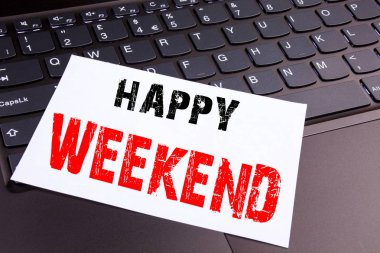 Mutlu hafta sonu metin ofis yakın çekim dizüstü bilgisayar klavye üzerinde yapılan yazma. Tatil günü kapalı kutlama atölye için iş kavramı kopya alanı siyah zemin üzerine