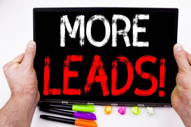 Daha fazla ipucu metin tablete, ofiste marker, kalem, ileti örneği ile yazılmış. İş kavramı kopya alanı ile almak daha açar tüketici pazarlama beyaz arka planı için