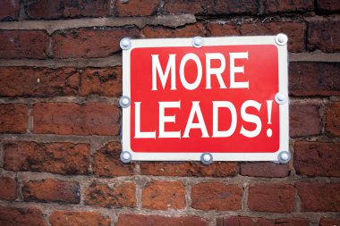 Metin resim yazısı ilham almak daha açar tüketici eski duyuru yol işareti ile arka plan ve kopya alanı üzerinde yazılı pazarlama anlamı daha açar kavramı gösterilen yazma el