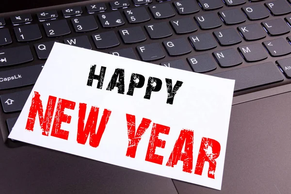 Написание поздравления с Новым годом текст, сделанный в офисе крупным планом на ноутбуке клавиатуры компьютера. Бизнес-концепция для Рождества на черном фоне с пространством для копирования — стоковое фото