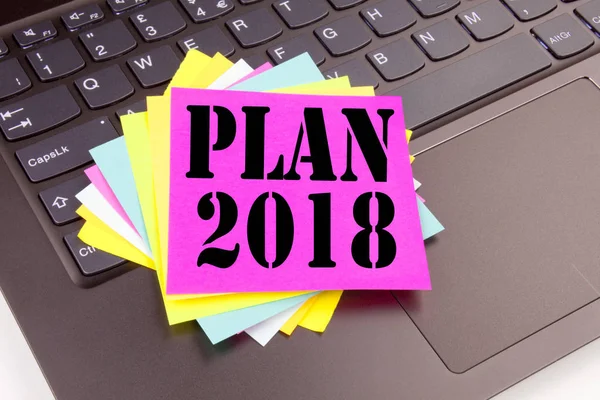 Skriva planen 2018 text i office närbild på bärbar dator tangentbord. Affärsidé för strategi Action Plan 2018 Workshop på den svarta bakgrunden med kopia utrymme — Stockfoto