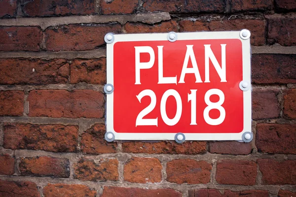Hand skriva text bildtext inspiration visar Plan 2018 konceptet vilket innebär strategi Action Plan 2018 skrivit på gamla tillkännagivande vägskylt med bakgrunden och kopiera utrymme — Stockfoto