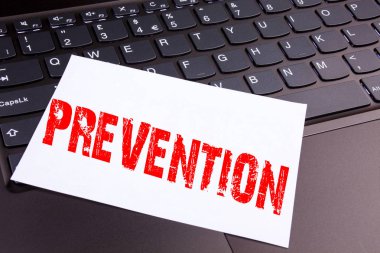 Dizüstü bilgisayar klavye üzerinde office yakın çekim yapılan önleme metin yazma. İş kavramı kopya alanı ile siyah arka plan üzerine iş tıbbi sağlık hastalık hastalığı atölye için