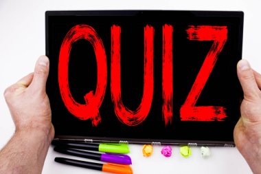 Tablete, ofiste marker, kalem, ileti örneği ile yazılmış metni quiz. Test eğitim sınav kavramı beyaz arka plan kopya alanı ile iş kavramı
