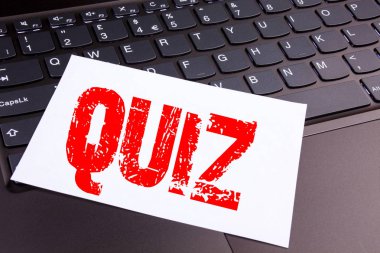 Office yakın çekim dizüstü bilgisayar klavye üzerinde yapılan test metin yazma. İş kavramı kopya alanı ile siyah arka plan üzerinde Test eğitim sınav konsept atölye