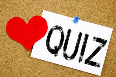 Kavramsal el Quiz kavramı Test eğitim sınav kavramı ve yapışkan not, hatırlatma mantar arka plan kopya alanı ile yazılı seviyorum gösterilen metin resim yazısı ilham yazma