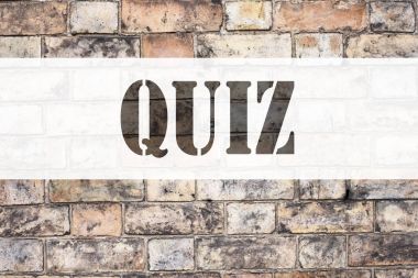 Kavramsal duyuru metni resim yazısı ilham Quiz gösterilen. İş kavramı Test eğitim sınav kavramı kopya alanı eski tuğla zemin üzerine yazılmış