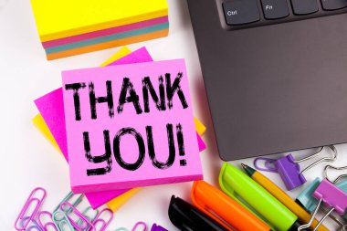 Teşekkürler laptop, marker, kalem gibi çevre ile ofiste yapılan gösterilen metin yazma. İş kavramı veren Şükran için teşekkür ederiz ileti atölye beyaz arka plan kopya alanı ile için