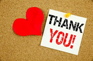 Kavramsal el metin resim yazısı ilham veren Şükran mesaj için teşekkür ederiz ve yapışkan not, hatırlatma mantar arka plan kopya alanı ile yazılı aşk için teşekkür ederim kavramı gösterilen yazma