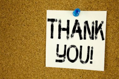 Kavramsal el teşekkür ederim gösterilen metin resim yazısı ilham yazma. İş kavramı veren Şükran takdir iletinin yapışkan not, hatırlatma mantar arka plan kopya alanı ile yazılı