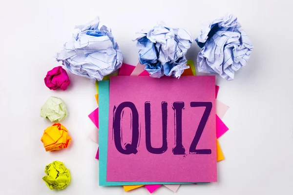 Scrivere testo mostrando Quiz scritto su nota adesiva in ufficio con palle di carta a vite. Business concept for Test education Esame Concetto sullo sfondo bianco isolato . — Foto Stock