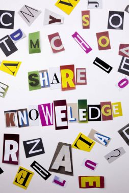 Beyaz arka plan kopya alanı ile davaya iş için farklı dergi gazete mektubu Paylaş Knoweledge kavramı gösterilen metin yazma bir kelime yapılmış