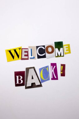 Hoş geldiniz geri kavramı gösterilen metin yazma bir kelime farklı dergi gazete mektup beyaz arka plan kopya alanı ile davaya iş için yapılmış