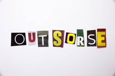 Outsorse kavramı gösterilen metin yazma bir kelime farklı dergi gazete mektup beyaz arka plan kopya alanı ile davaya iş için yapılmış