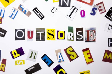 Outsorse kavramı gösterilen metin yazma bir kelime farklı dergi gazete mektup beyaz arka plan kopya alanı ile davaya iş için yapılmış