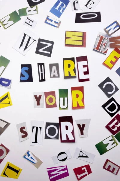 Um texto de escrita de palavras mostrando o conceito de Share Your Story feito de carta de jornal de revista diferente para o caso de negócios no fundo branco com espaço de cópia — Fotografia de Stock