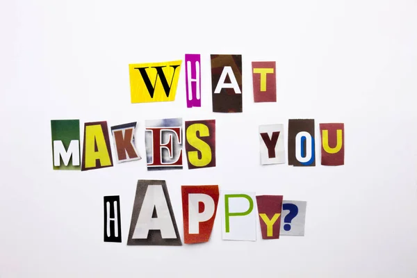 Текст, показывающий концепцию "Что делает тебя счастливым", выполненный из письма для делового журнала на белом фоне с копировальным пространством — стоковое фото