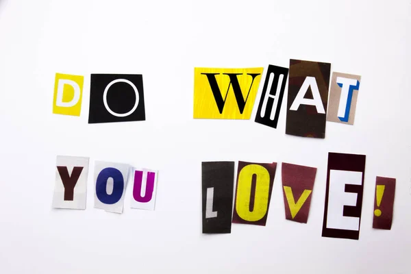 Текст, показывающий концепцию "Делай то, что любишь", выполненный из газетного письма для делового журнала на белом фоне с копировальным пространством. — стоковое фото