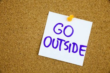 Sarı yapışkan not yazma, resim yazısı, yazıt gitmek dışında hayattan zevk, yapışkan not siyah ext renkli yapışkan notlar motivasyonel yaşam tarzı uyarı mektuplarında tutturulmuş bir mantar hakları Kurulu