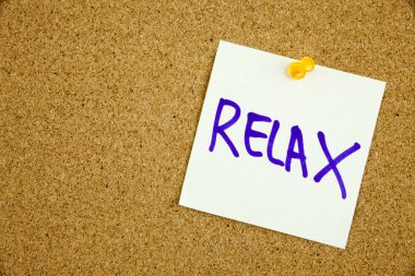 Sarı yapışkan not yazma, resim yazısı, yazıt motivasyon kavramı - relax - yapışkan not cork hakları Kurulu tutturulmuş bir sarı el yazısı