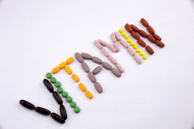 Kavramsal el ile hap ilaç kapsül word vitamini izole beyaz arka plan kopya alanı ile yazılı metin resim yazısı ilham tıbbi bakım sağlık kavramı yazma