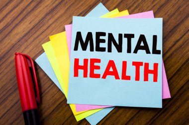 El yazısı duyuru metni ruh sağlığı. Yapışkan sopa not kağıt kalem marker ile alan office manzaralı ahşap arka plan ile anksiyete bozukluğu hastalığı yazılı için kavramı