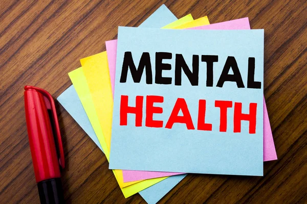 El yazısı duyuru metni ruh sağlığı. Yapışkan sopa not kağıt kalem marker ile alan office manzaralı ahşap arka plan ile anksiyete bozukluğu hastalığı yazılı için kavramı