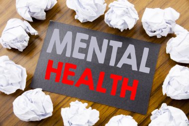 Ruh sağlığı gösterilen metin resim yazısı yazma el. Anksiyete hastalık katlanmış kağıt anlam düşünce ile ahşap arka plan üzerinde yapışkan not kağıt üzerinde yazılı bozukluğu için iş kavramı