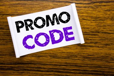Word, promo kod yazma. Ahşap Ahşap yapı görünür arka plan üzerinde yapışkan not kağıt üzerinde yazılı Online iş için promosyon için iş kavramı.