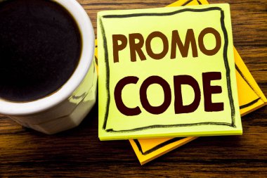 Sahil yolu şifre gösteren el yazısı metin. Ahşap ahşap arka plan kahve fincanı ile yapışkan not kağıdına yazılı Online iş için promosyon için iş kavramı