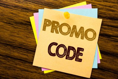 Kavramsal el promosyon kodu gösterilen metin resim yazısı ilham yazma. Promosyon Online ahşap arka plan üzerinde yapışkan not kağıt üzerinde yazılı iş için iş kavramı.