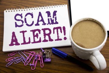 Scam Uyarısı gösterilen metin resim yazısı ilham yazma el. Sahtekarlığa karşı uyarı kahve ve kalem ile ahşap arka plan bir not kağıdına yazılı için iş kavramı
