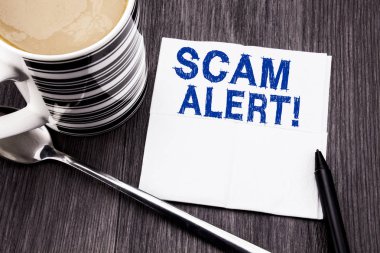 Scam Uyarısı gösteren el yazısı metin. Ahşap ahşap arka plan doku kağıt mendil yazılı sahtekarlığa karşı uyarı için iş kavramı. Cilt kalemi ve kahve ile. Office Üstten Görünüm.