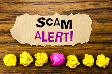 El yazısı metin Scam Uyarısı. Yapışkan Not kağıt hatırlatma, yapışkan ile ahşap arka plan, katlanmış kağıt fark ya da işbirliği için yalnız bir dolandırıcılık yazılı uyarı için kavramı
