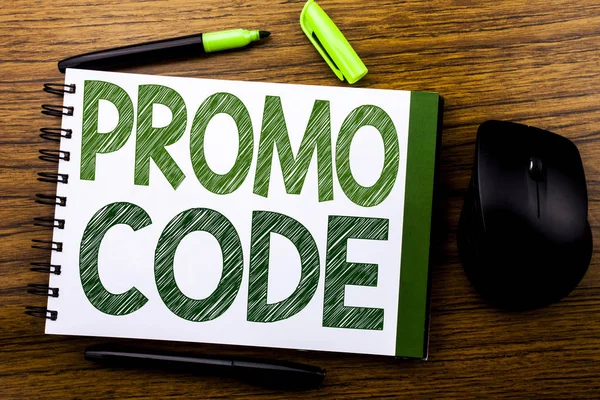 Handschrift aankondiging tekst Promo Code weergegeven. Businessconcept voor promotie voor Online Business op boek Opmerking notebookpapier op de houten achtergrond geschreven. Groen woord brieven. Naast de muis. — Stockfoto