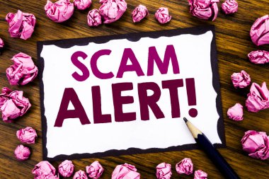 Scam Uyarısı gösterilen metin resim yazısı ilham yazma el. Yapışkan Not kağıt üzerinde yazılı dolandırıcılık uyarı, katlanmış pembe kağıt anlam düşünce ile ahşap arka plan için iş kavramı