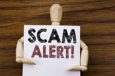 Kavramsal el Scam Uyarısı gösterilen metin resim yazısı ilham yazma. İş kavramı dolandırıcılık ahşap arka plan üzerinde yapışkan not kağıt üzerinde yazılı uyarı için. Tarafından heykel holding.