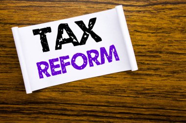 Word, vergi reformu yazma. Ahşap Ahşap yapı görünür arka plan üzerinde yapışkan not kağıt üzerinde yazılı vergi hükümet değişikliği için iş kavramı.