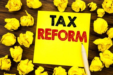 Vergi reformu gösterilen metin yazma. Hükümet değişim vergi yazılı yapışkan not kağıt üzerinde katlanmış sarı kağıt anlam düşünce ile ahşap arka plan iş kavramı