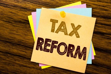 Kavramsal el vergi reformu gösterilen metin resim yazısı ilham yazma. Yapışkan not kağıdına ahşap arka plan üzerinde yazılı vergi hükümet değişikliği için iş kavramı.