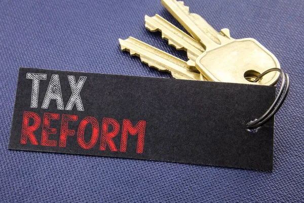 Handwritten text showing Tax Reform. Business concept writing for Government Change in Taxes Written on note paper attached to the key, black background with space close up — Stock Photo, Image