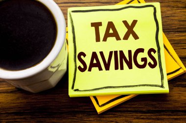 Tex tasarruf gösteren el yazısı metin. İş kavramı vergi tasarruf ekstra para ahşap tahta arka plan ile kahve fincanı yapışkan not kağıdına yazılı iade için