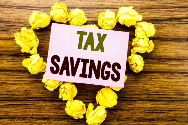 Escribiendo Tex Savings. Concepto de negocio para ahorros fiscales Reembolso de dinero extra escrito en papel de nota adhesiva en el fondo de madera . — Foto de Stock