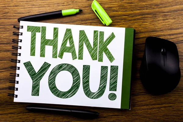 Текст оголошення, що показує подяку. Бізнес-концепція "Дякую Послання", написана на папері ноутбуків на дерев'яному тлі. Зелені літери слова. Поруч з мишкою . — стокове фото