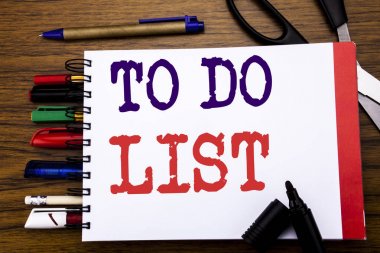 Yapılacaklar listesi gösteren el yazısı duyuru metin. İş kavramı planı listeler Remider yazılı üstünde defter, kalem gibi Ofis donanımı ile ahşap arka plan için renkli marker makas  