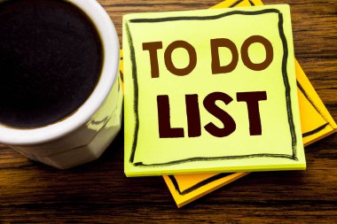 Yapılacaklar listesi gösteren el yazısı metin. İş kavramı listeler ahşap tahta arka plan ile kahve fincanı yapışkan not kağıdına yazılı Remider planı için