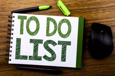 Yapılacaklar listesi gösteren el yazısı duyuru metin. İş kavramı listeler defter kitap bir not kağıdına ahşap arka plan üzerinde yazılı Remider planı için. Yeşil word mektup. Fare için ileri.